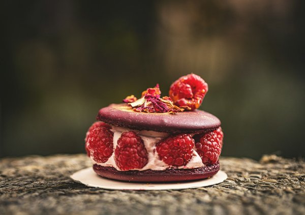 What's the Technique for Crafting a Delicate Raspberry Rose Macaron?